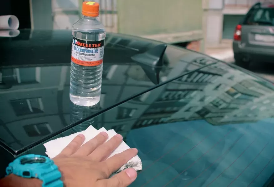 Обезжиривание покрытия автомобиля
