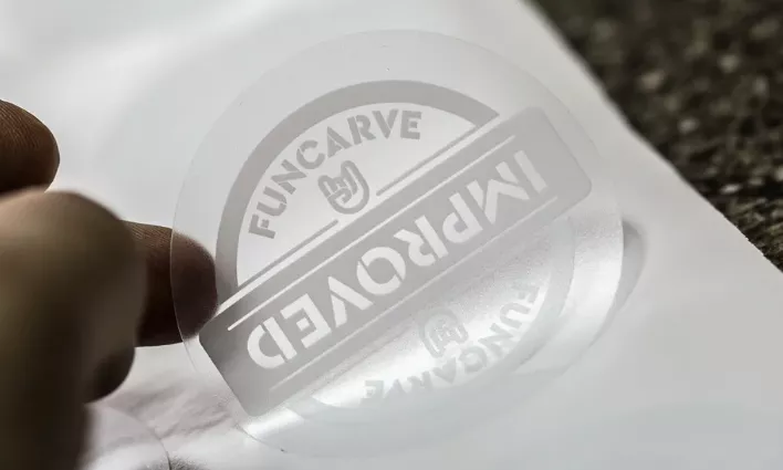 Лазерная печать белилами образец стикера