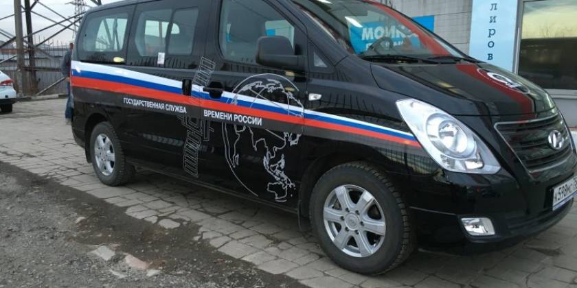 Оклейка микроавтобуса Hyundai рекламной пленкой