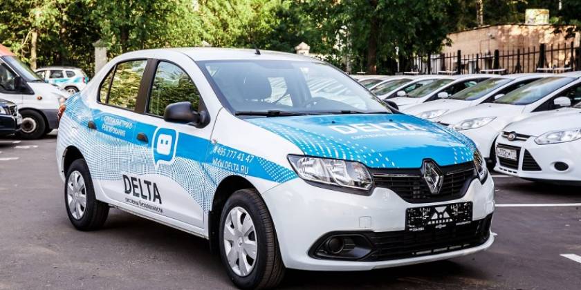 Оклейка рекламной пленкой автомобиля Renault