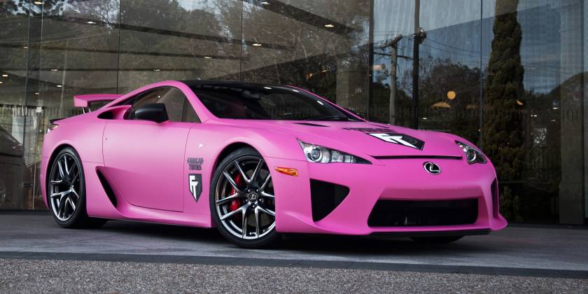 Розовый Лексус в пленке