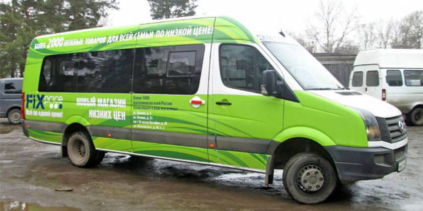 Маршрутка с рекламой на бортах