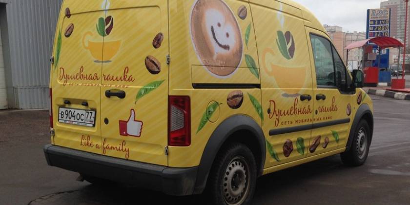 Желтый фургон забрендирован