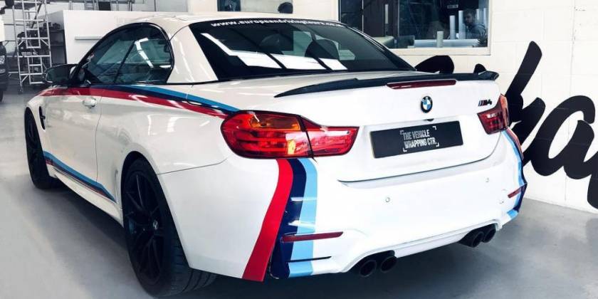 Авто бмв затянутое в пленку