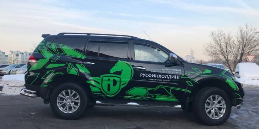 Зеленая пленка на черном авто