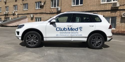 Белое авто с синей пленкой