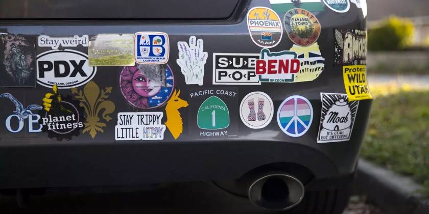 Задний бампер оклеенный большим количеством наклеек