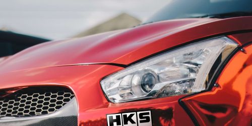 Наклейка HKS на переднем бампере авто