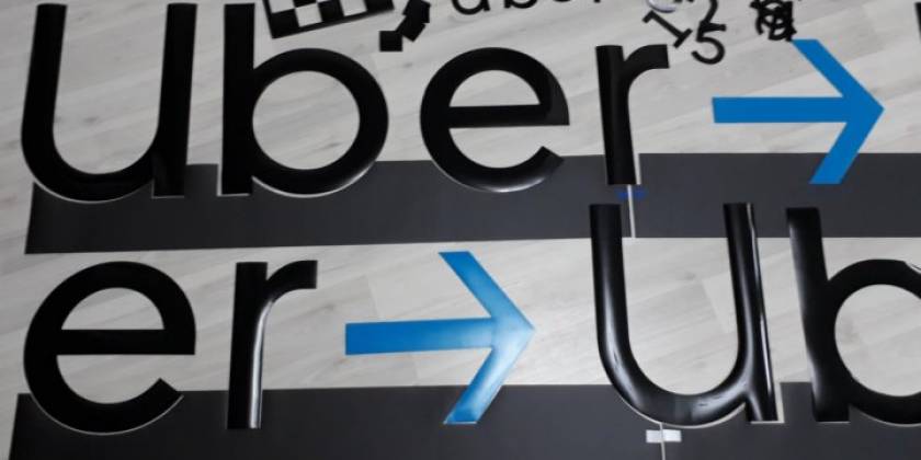 Распечатанные наклейки Uber такси