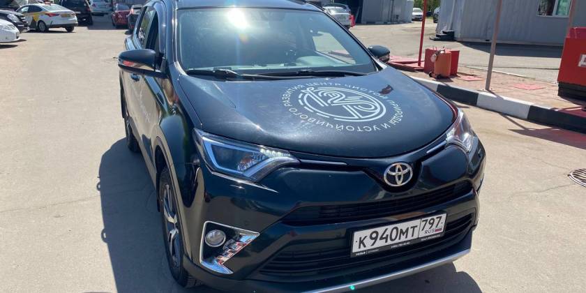 Реклама на капоте наклейка