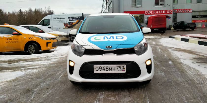 Реклама CMD на капоте автомобиля