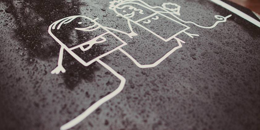 Наклейка на стекло молодожены