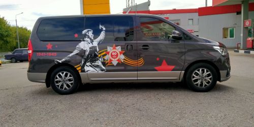 Наклейка День Победы на борту автомобиля