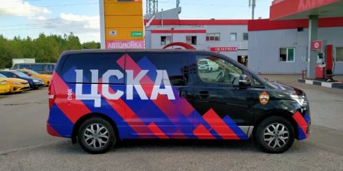 Наклейка ЦСКА на борту автомобиля