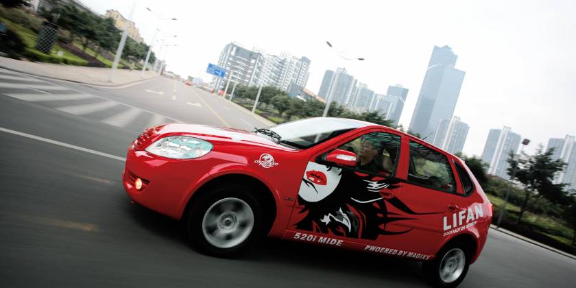 Красный Lifan в пленке