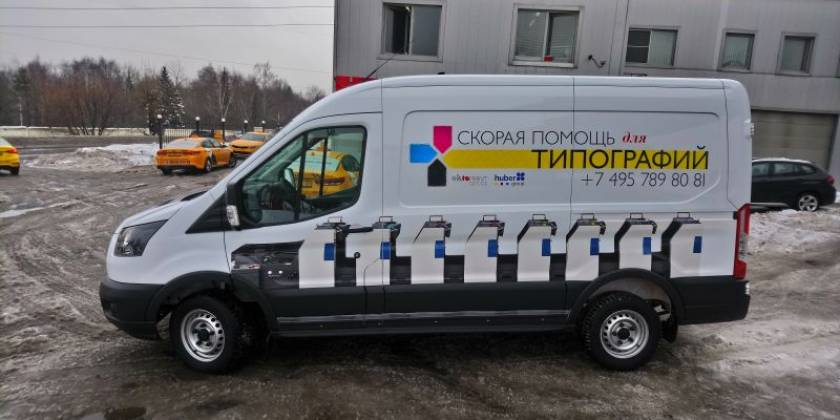 Оклеенный бок автомобиля доставки типографии