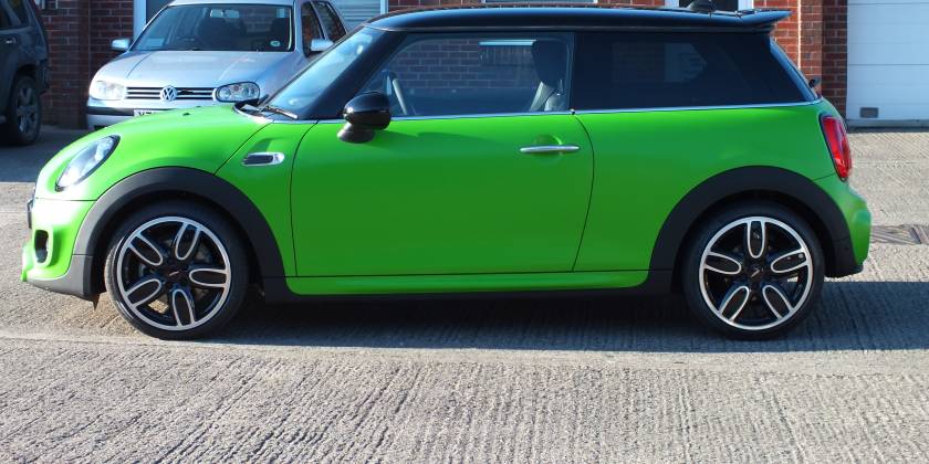Брендирование Mini Cooper замена цвета на зеленый