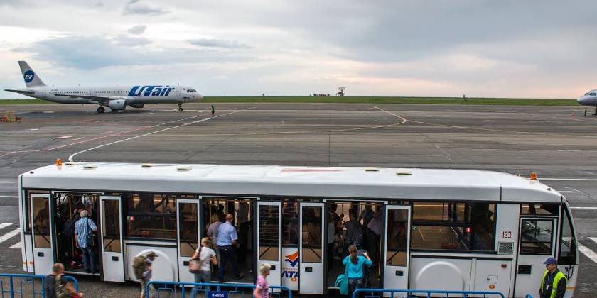 Брендирование транспорта аэропортов пленкой