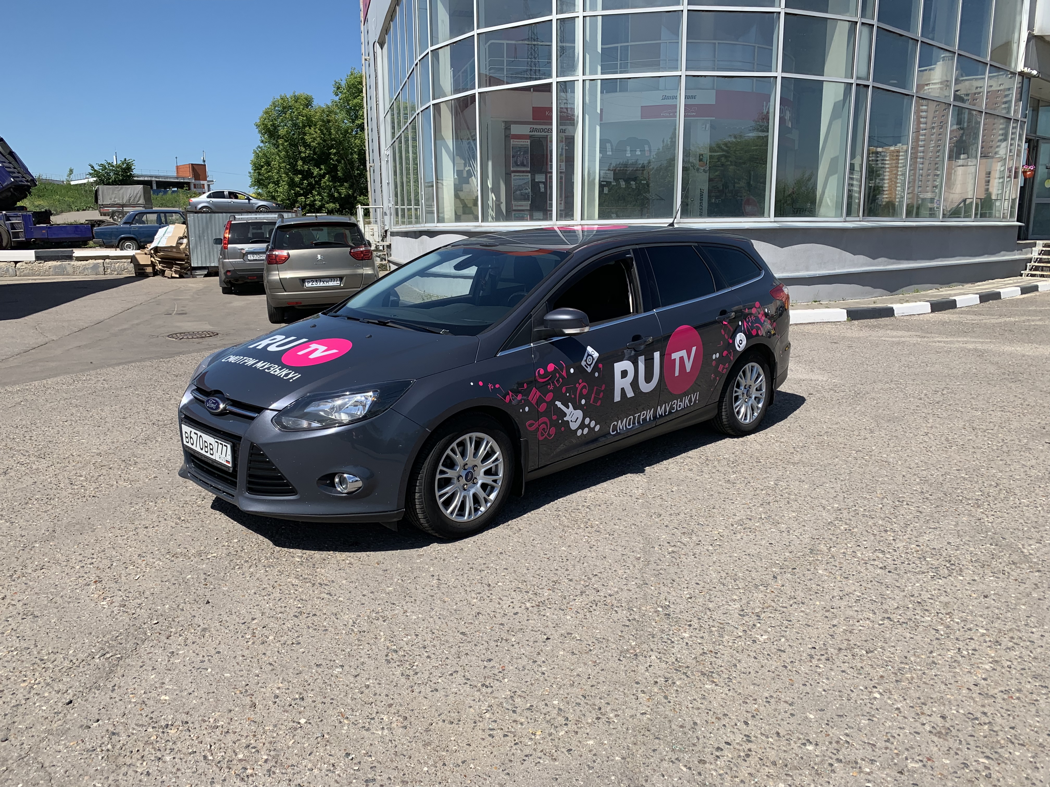 Брендированный Ford Focus — RU.TV — оформление борта