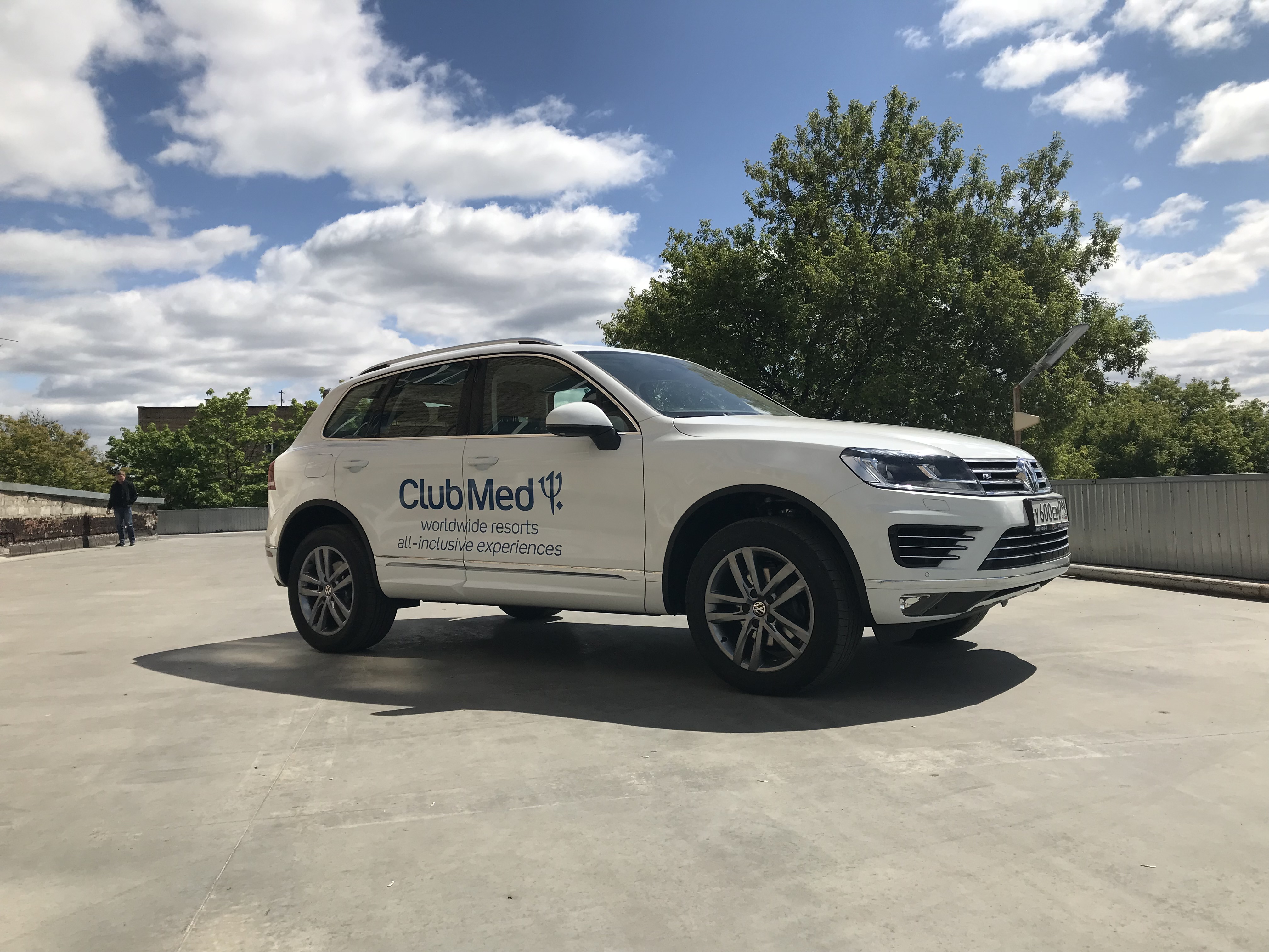 Брендированный Volkswagen Touareg — Club Med — общий вид