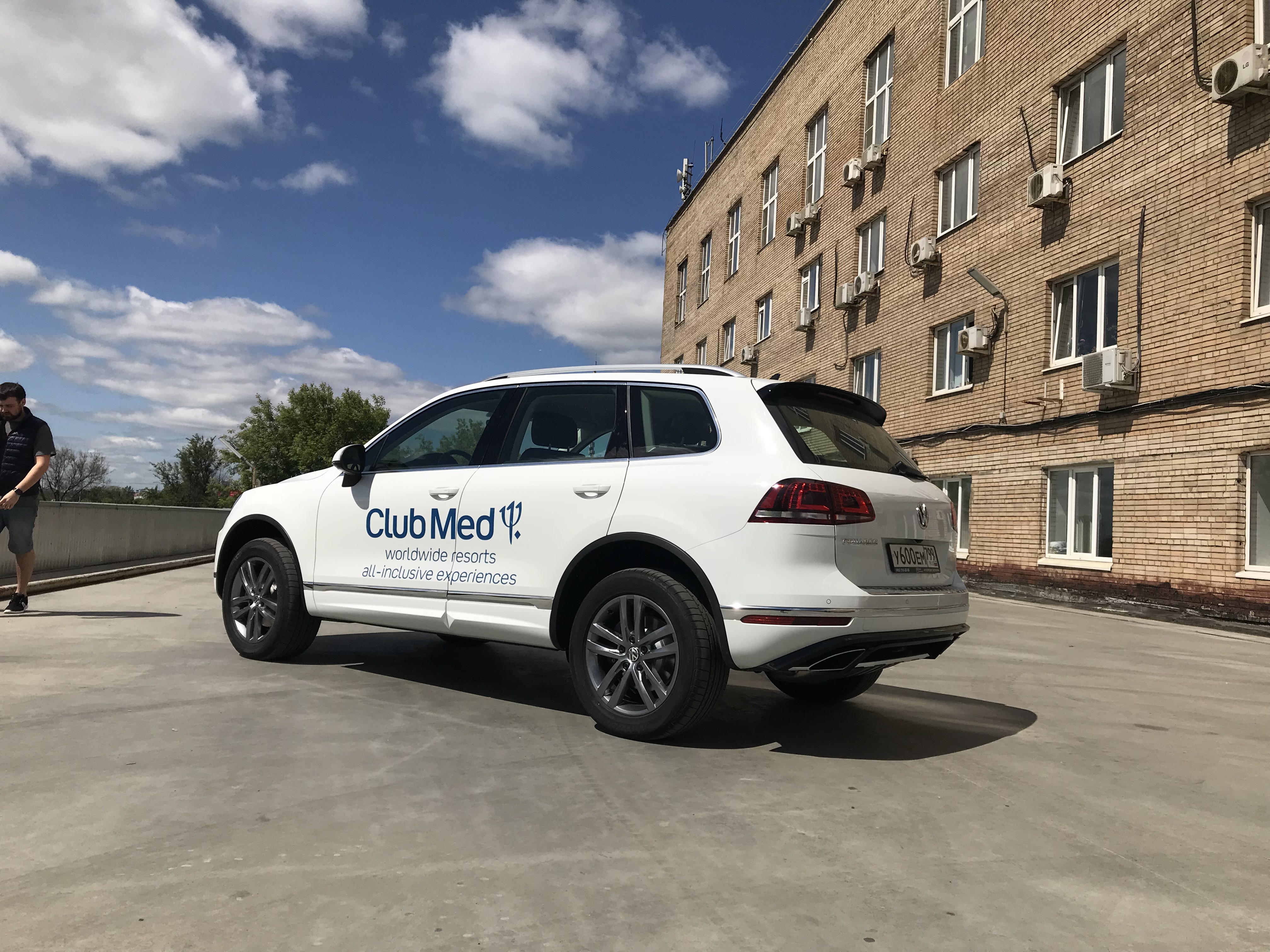 Брендированный Volkswagen Touareg — Club Med — оформление борта