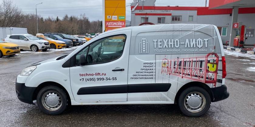 Брендированный Peugeot Partner компании Техно-лифт