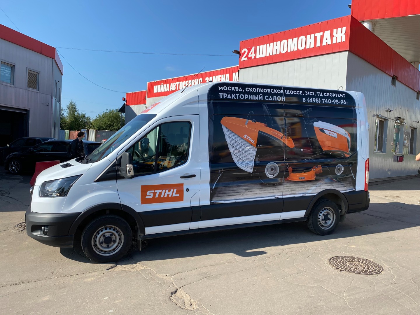 Ford Transit STIHL с рекламной оклейкой садовой техники