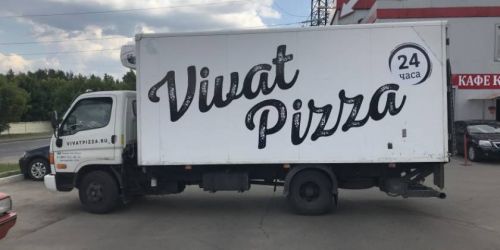 Грузовик авто доставки с нанесенной рекламной пленкой