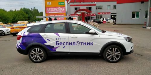 Рекламная машина в пленке