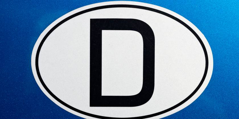 Как удалить наклейки с автомобиля и следы клея, не повредив краску