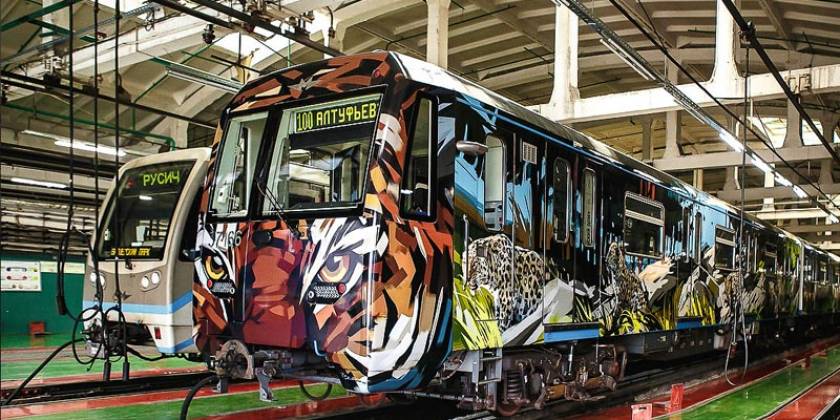 Оклейка пленкой Оракал поездов в Москве, Амурский тигр