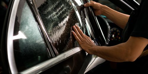 Оклейка стекол автомобиля пленкой