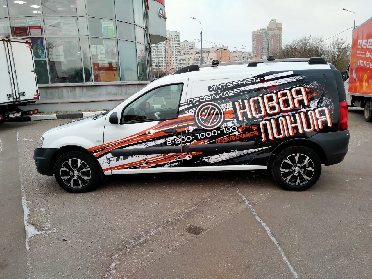 Профессиональная студия оклейки — рабочая зона с инструментом и освещением