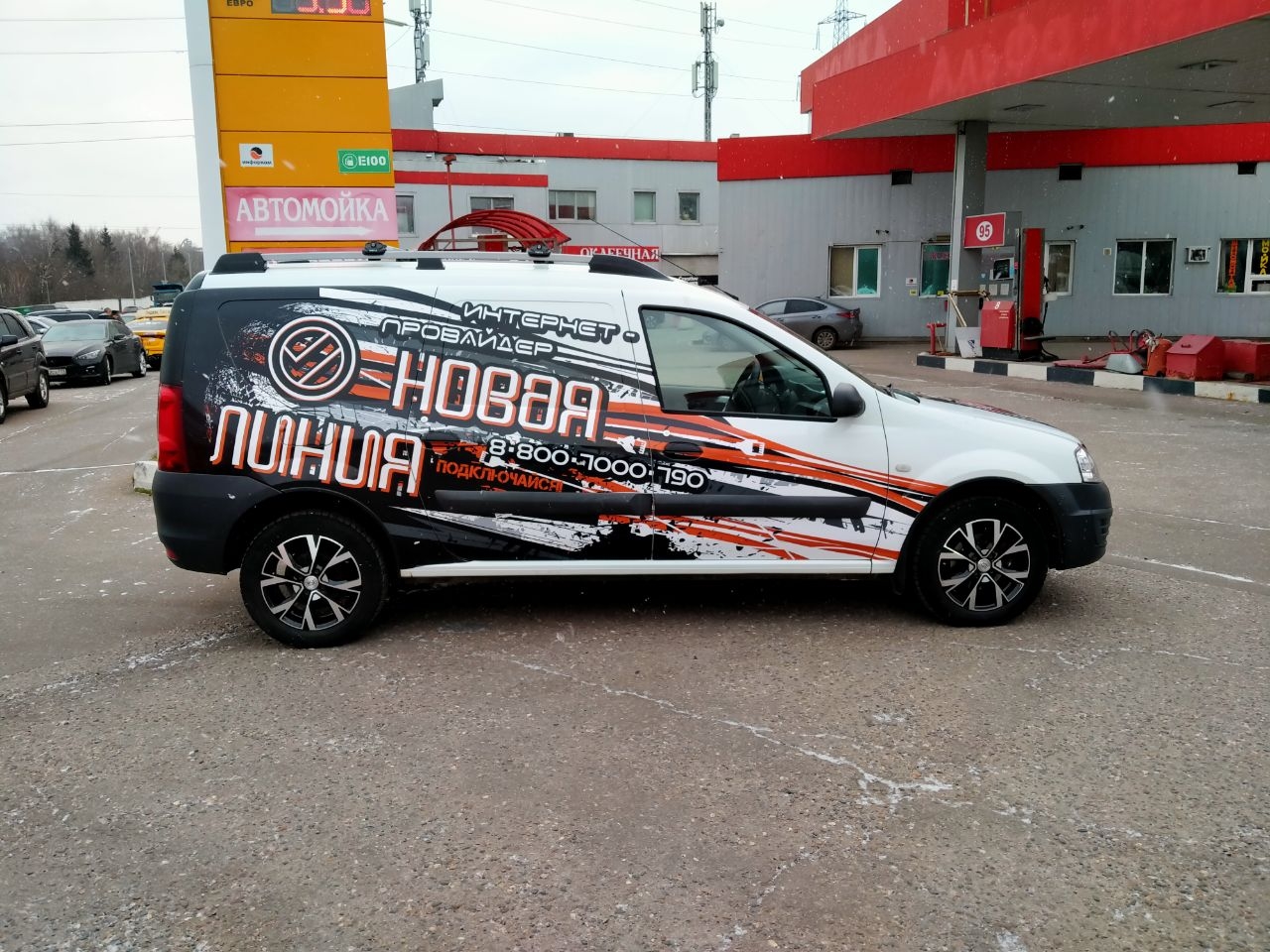 Осмотр автомобиля после оклейки — проверка кромок и подворотов