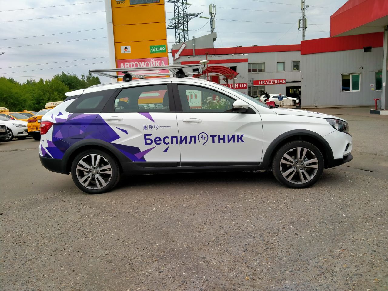 Автомобиль после эксплуатации с защитной оклейкой кузова