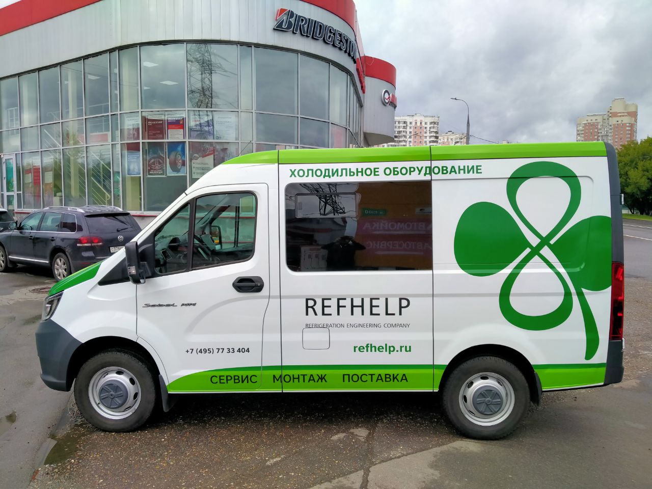 Оклейка автомобиля пленкой в студии Creative Team Print