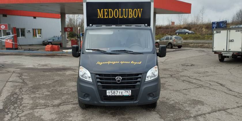 Газель фермерского бренда Medolubov после оклейки