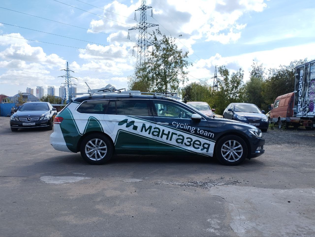 Брендированный Volkswagen Passat девелоперской компании Мангазея