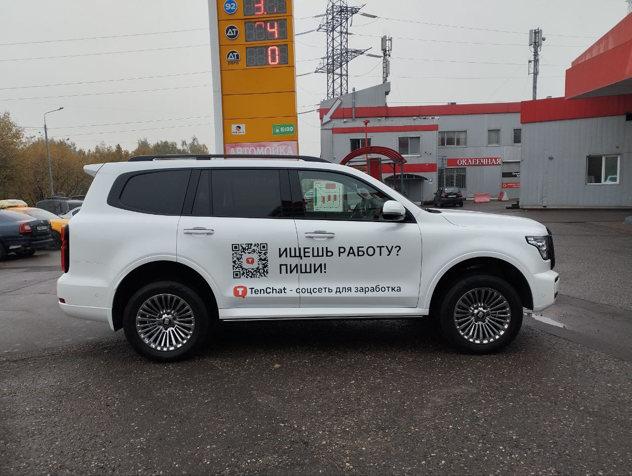 Кейс TenChat: частичная оклейка Tank 500 с брендированием дверей