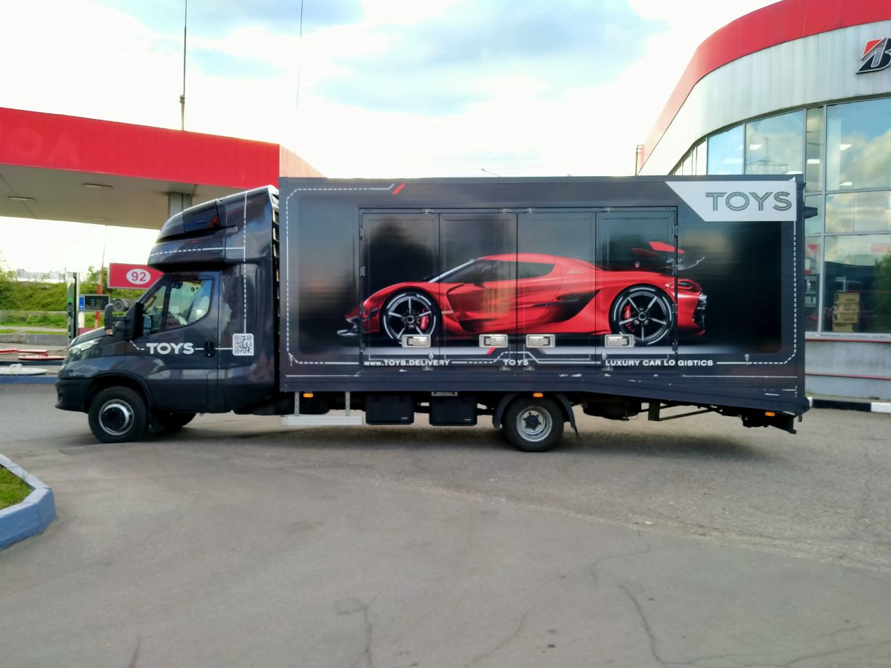 Брендированный IVECO Daily — Тойс Деливери — оформление борта