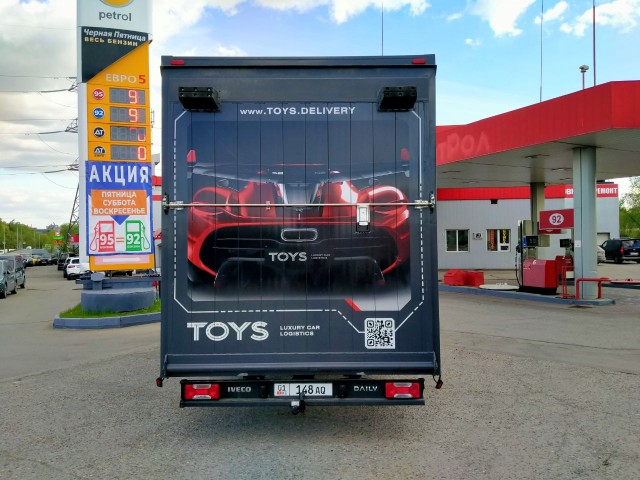 Брендированный IVECO Daily компании Тойс Деливери