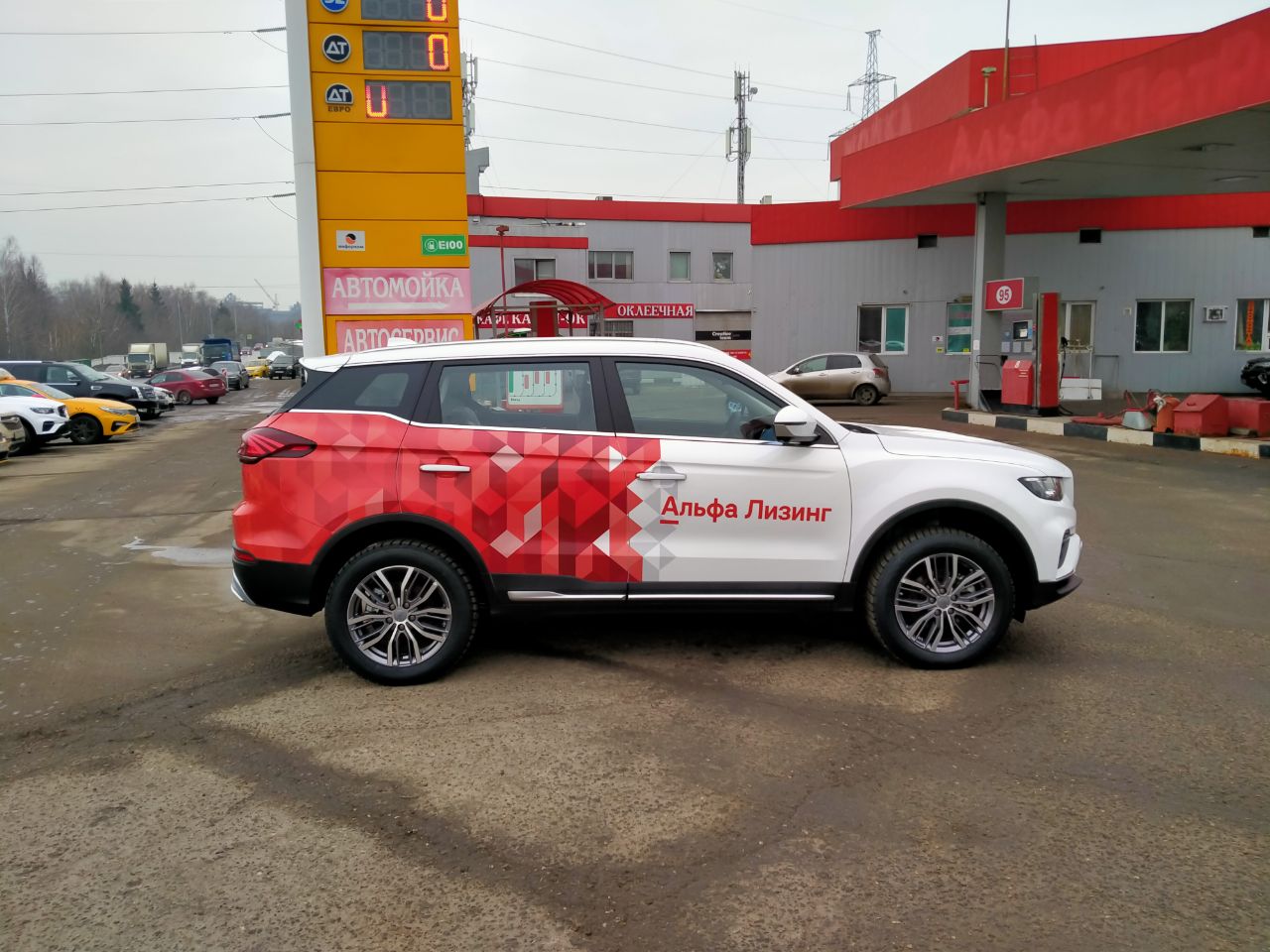 Частичная рекламная оклейка Geely Atlas Pro для Альфа Лизинг