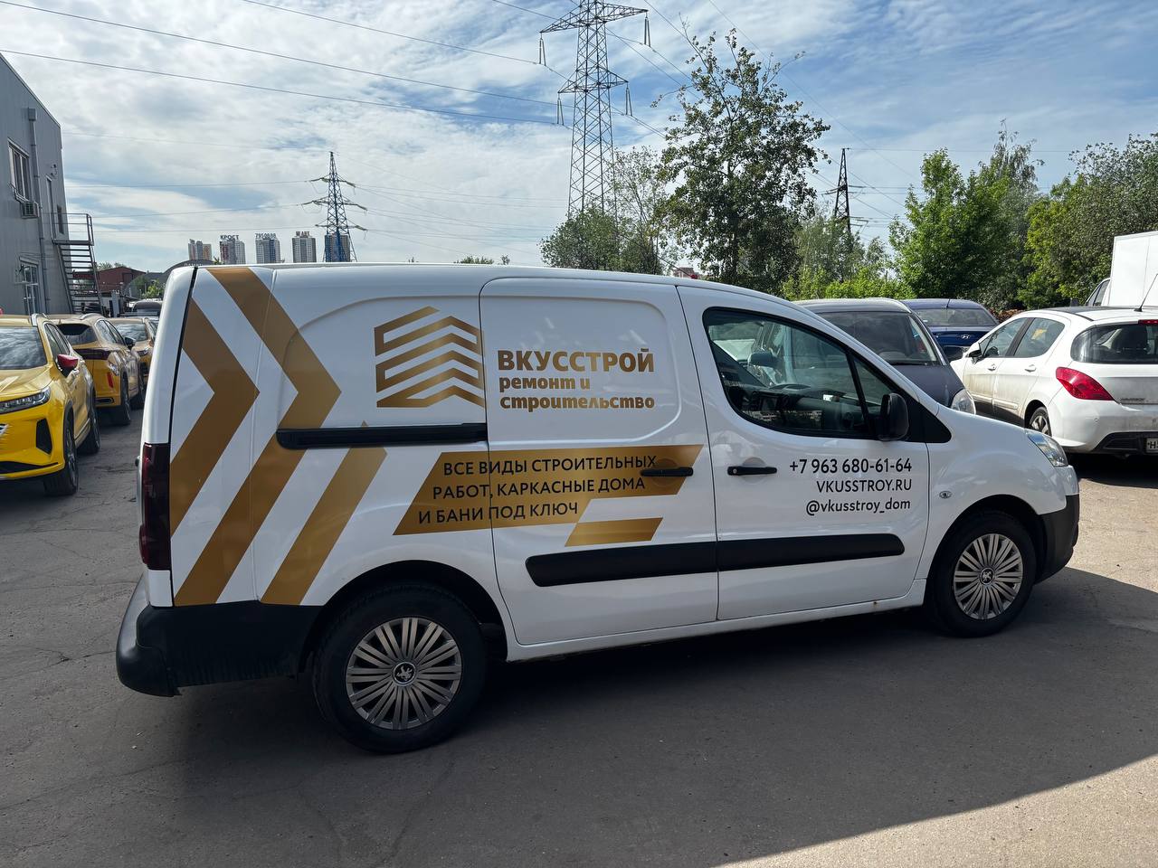 Брендированный Peugeot Partner компании Вкус Строй
