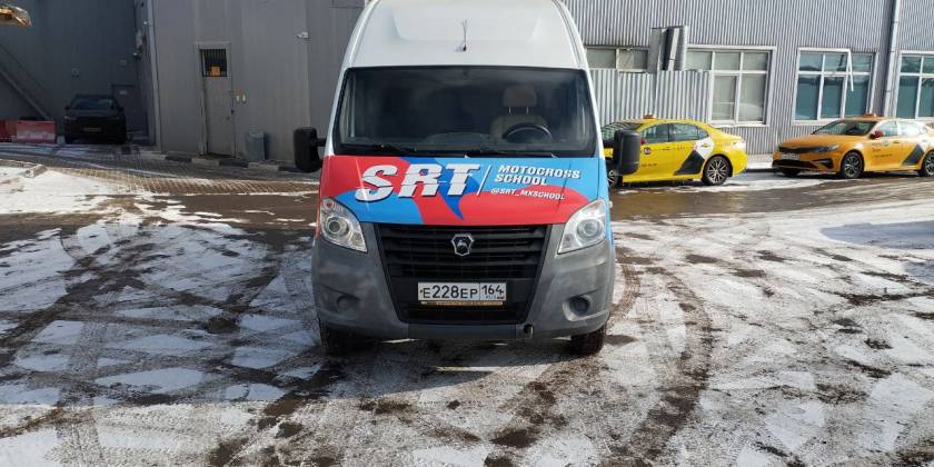 Брендированный фургон школы мотокросса SRT