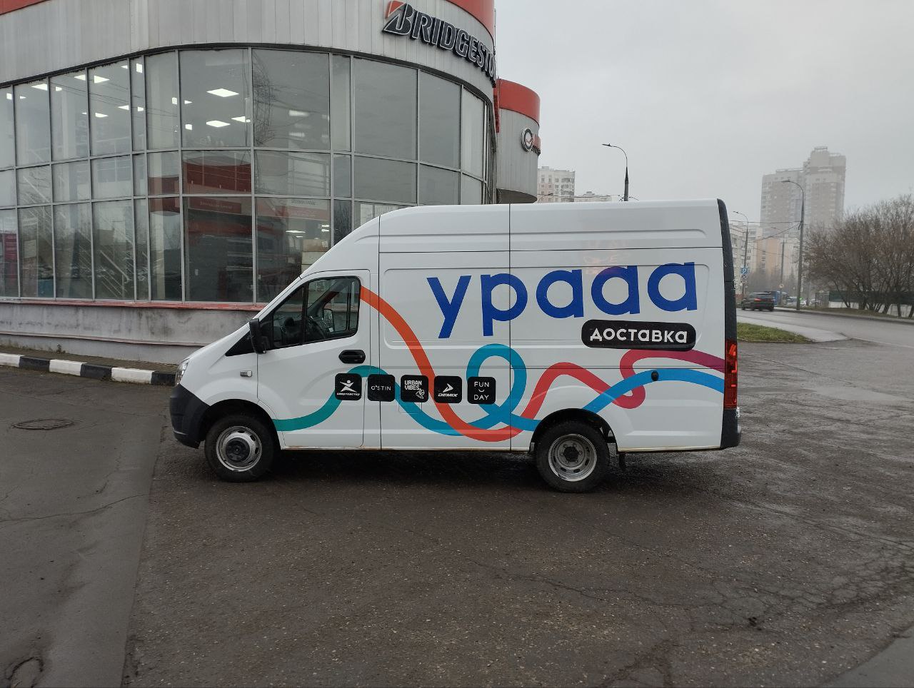 Брендированная Газель Next курьерской службы Ура Доставка