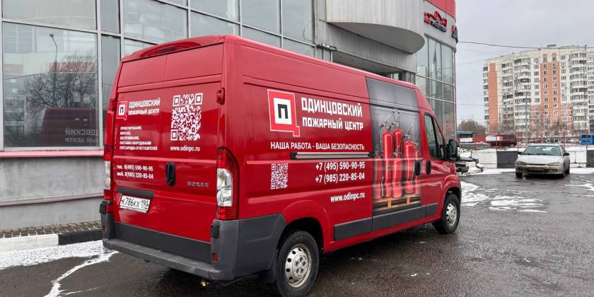 Служебный автомобиль пожарной безопасности с заметной маркировкой