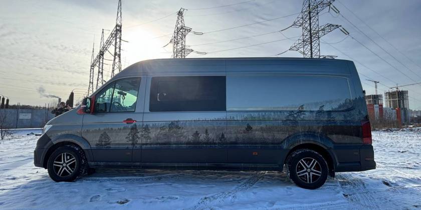 Полная оклейка Volkswagen Crafter плёнкой с лесным рисунком