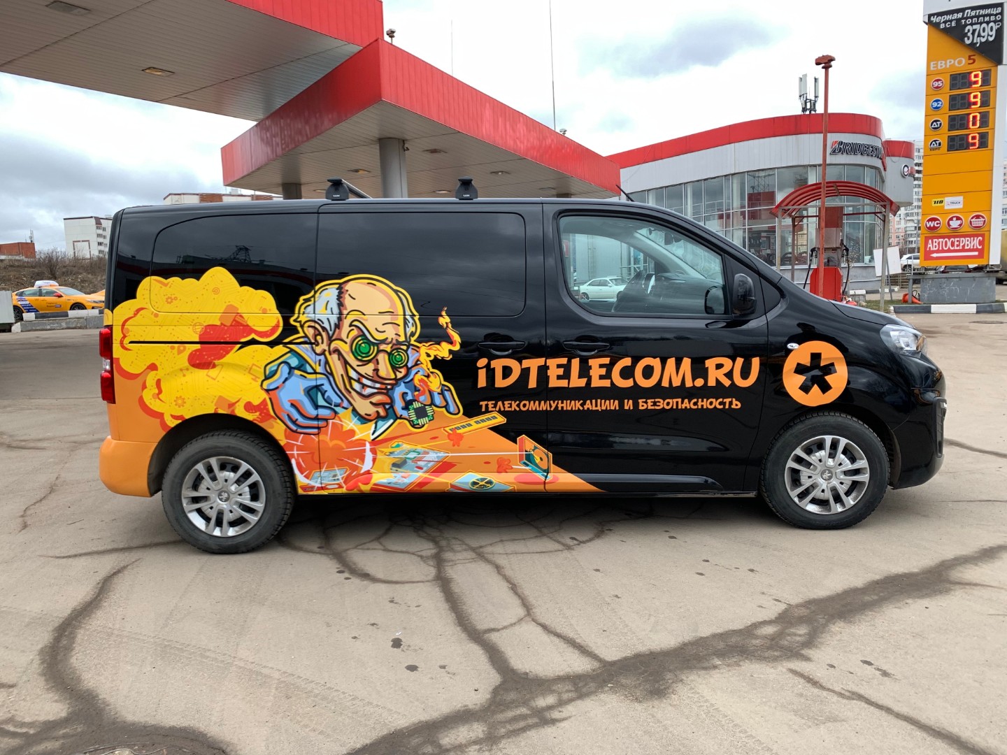 Оклейка фургона Idtelecom