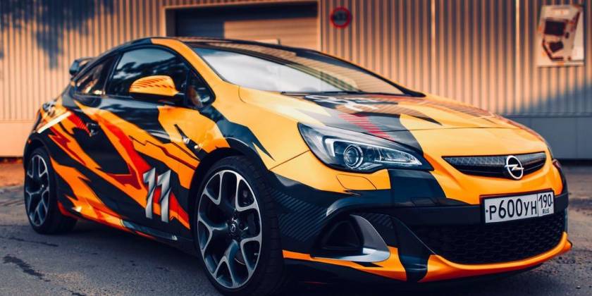 Законные наклейки на авто 2025: какие можно и нельзя клеить?