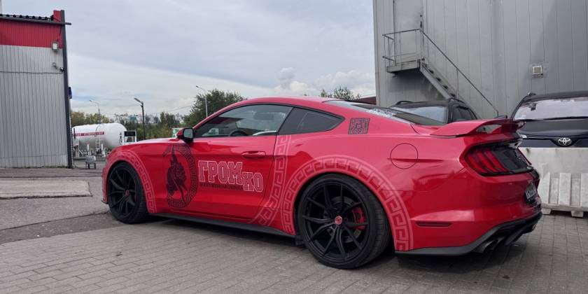 Брендированный Ford Mustang охранной организации ГромКо